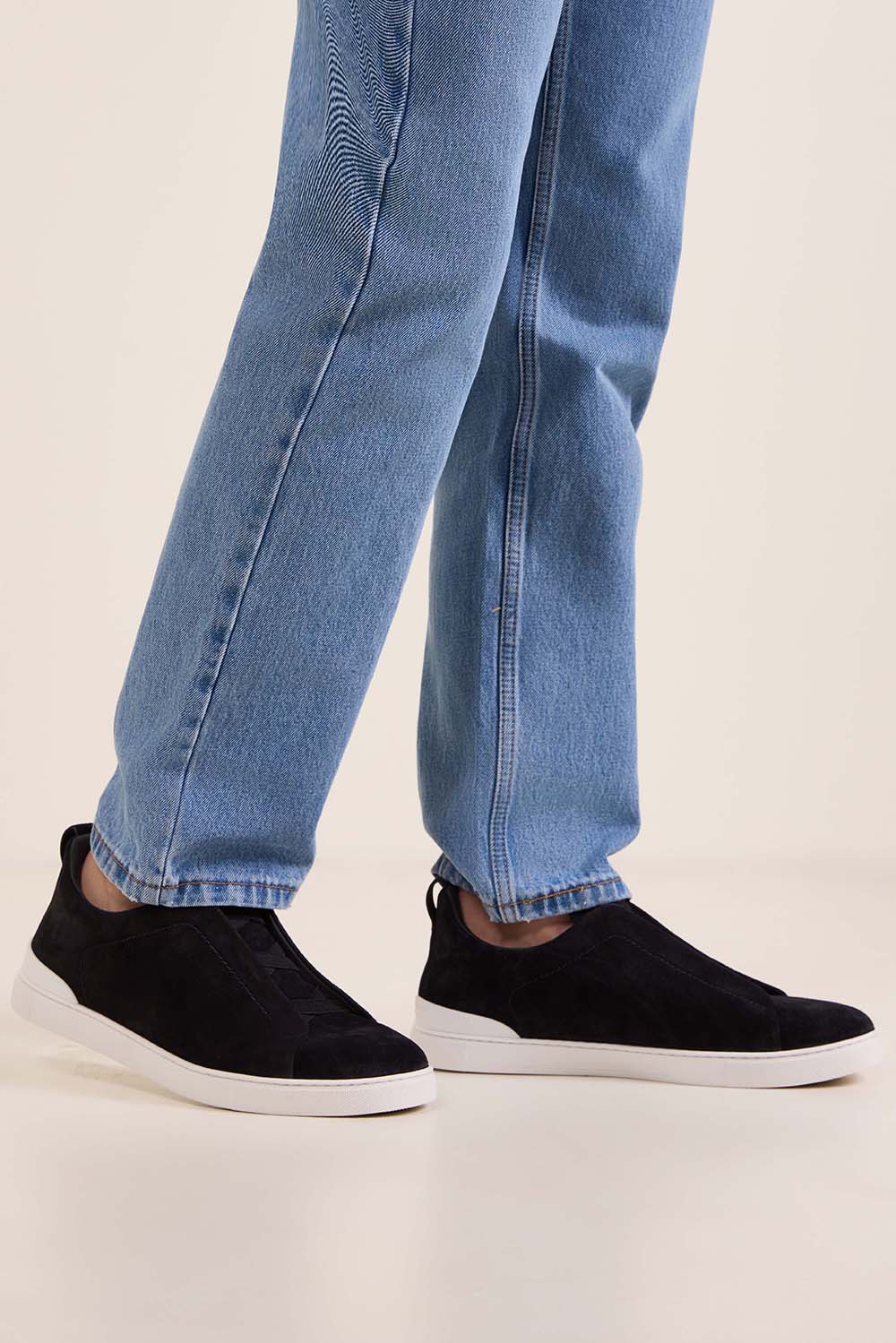 תמונת כל הלוק של נעלי סניקרס